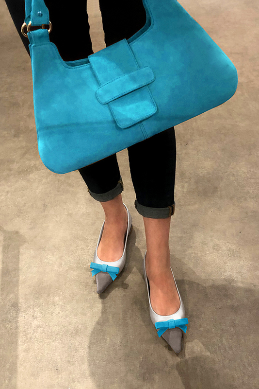 Dressy shoulder bag in turquoise blue leather - Worn view